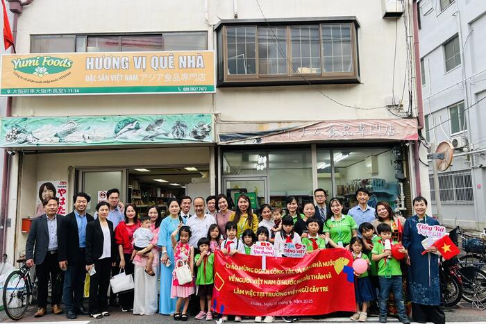 Đoàn chụp ảnh lưu niệm với cô, trò trường Việt ngữ Cây tre