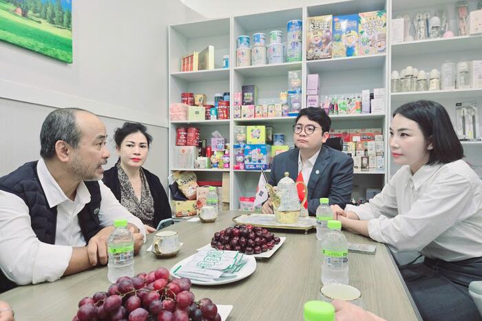 Đoàn công tác đã đến thăm trụ sở Công ty PLKOREA TRADING CO., LTD tại Incheon của gia đình anh Vũ Mão, một kiều bào đã sinh sống, làm việc tại Hàn Quốc