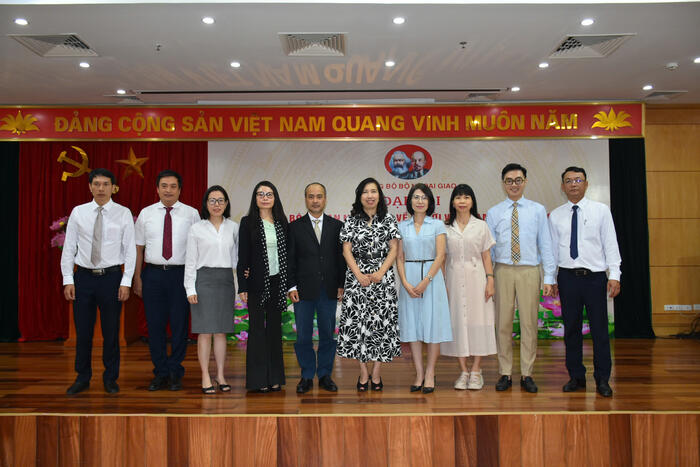 Thứ trưởng Lê Thị Thu Hằng chụp ảnh lưu niệm cùng các đồng chí Ban Chấp hành Đảng bộ mới nhiệm kỳ 2025 - 2030 