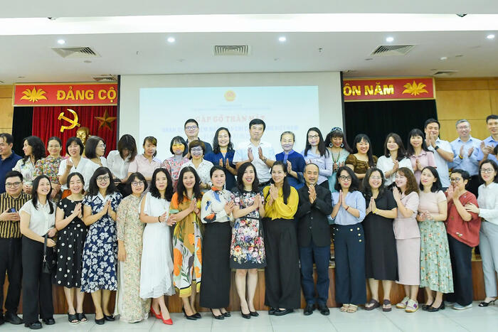 Các đại biểu chụp ảnh lưu niệm