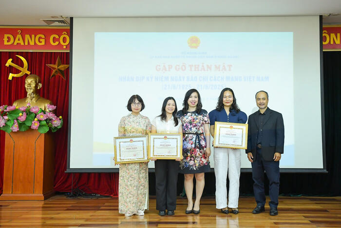 Thứ trưởng Lê Thị Thu Hằng trao tặng Bằng khen của Bộ trưởng Bộ Ngoại giao cho một số cơ quan báo chí và phóng viên báo chí có nhiều đóng góp cho công tác người Việt Nam ở nước ngoài