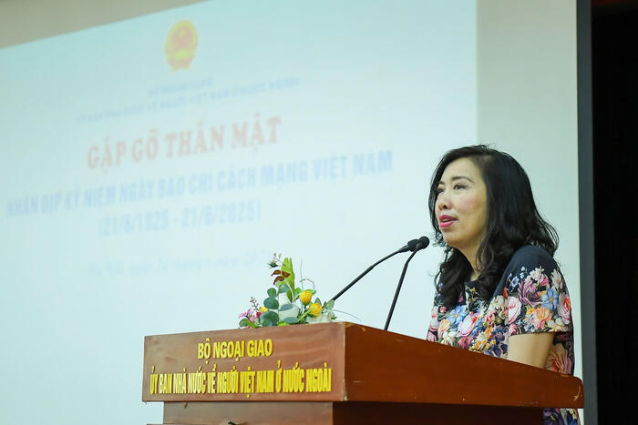 Thứ trưởng Lê Thị Thu Hằng phát biểu tại buổi gặp gỡ