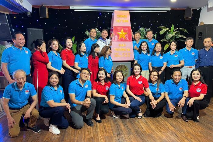 Thứ trưởng Lê Thị Thu Hằng xúc động được gặp 35 kiều bào là “chiến sĩ Trường Sa” cùng bà con tại Ba Lan, ngày 7/7