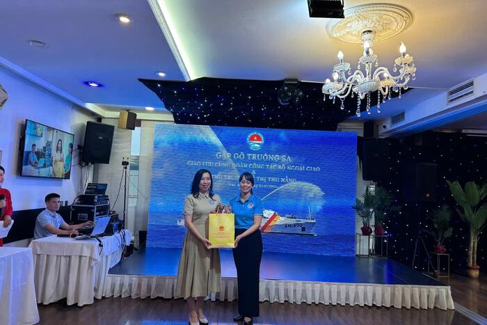 Thứ trưởng Lê Thị Thu Hằng tặng quà lưu niệm cho Câu lạc bộ Hoàng Sa- Trường Sa tại Ba Lan