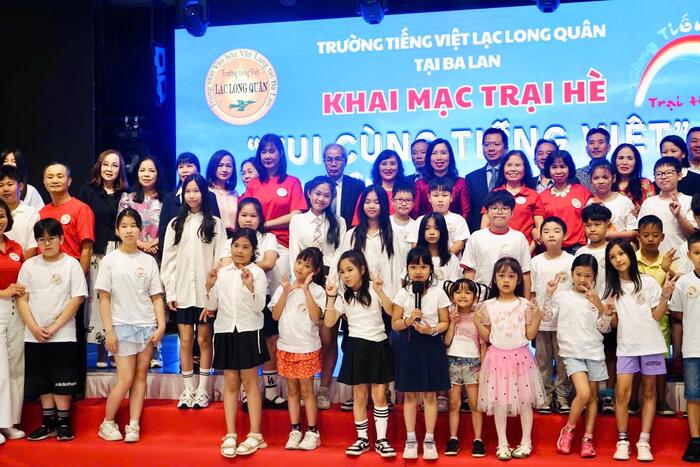 Thứ trưởng Lê Thị Thu Hằng chụp ảnh lưu niệm cùng các  các thầy cô và các cháu học sinh tại lễ  khai mạc trại hè “Vui cùng tiếng Việt”