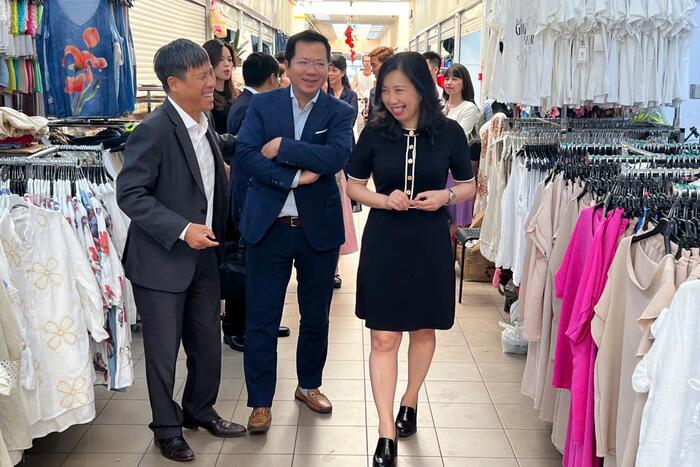 Đoàn công tác đến thăm Trung tâm thương mại ASG