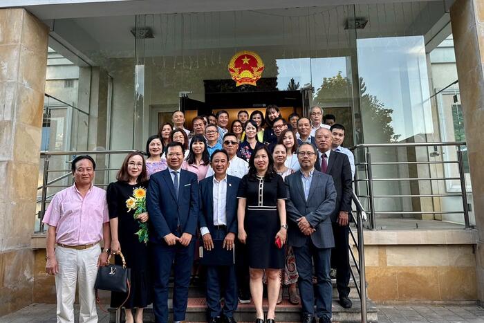 Thứ trưởng Lê Thị Thu Hằng chụp ảnh lưu niệm cùng đại diện bà con kiều bào Ba Lan tại cuộc gặp gỡ ngày 5/7