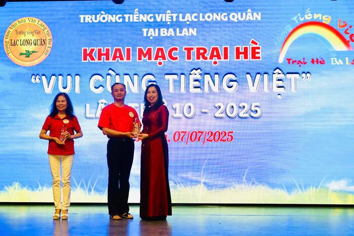 Thứ trưởng Lê Thị Thu Hằng trao Kỷ niệm chương cho các thầy cô giáo,  tri ân những đóng góp tiêu biểu cho hoạt động giảng dạy tiếng Việt tại Ba Lan