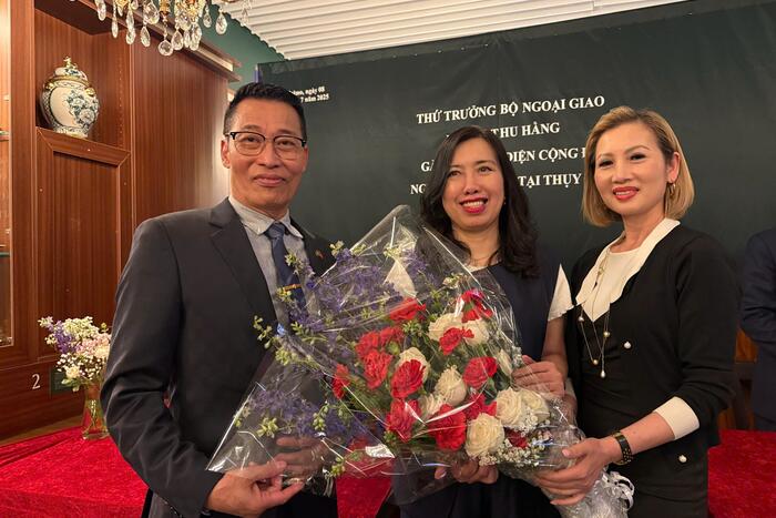 Đại diện hội, đoàn, kiều bào tại Thuỵ Điển chào đón Thứ trưởng và đoàn công tác