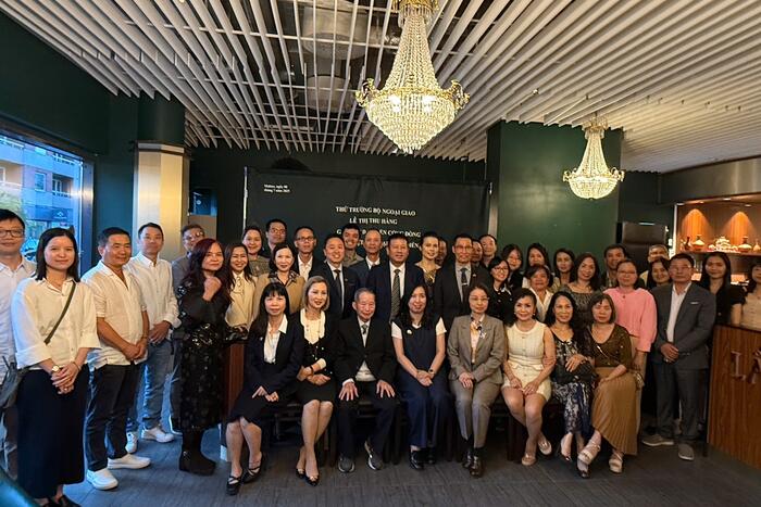Thứ trưởng chụp ảnh lưu niệm cùng các đại diện hội, đoàn, cộng đồng tại Thuỵ Điển
