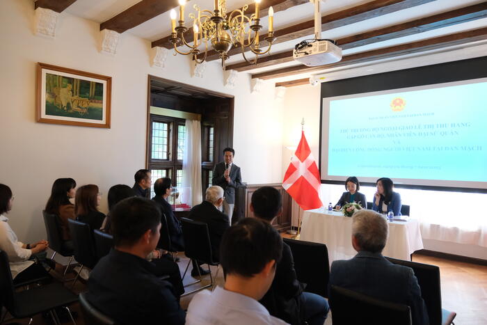 Quang cảnh buổi làm việc của Đoàn công tác với đại diện các hội, đoàn, cộng đồng tại Đan Mạch