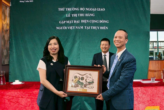 Thứ trưởng Lê Thị Thu Hằng tặng quà cho đại điện cộng đồng tại Thụy Điển