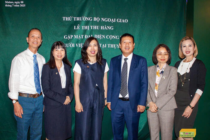 Thứ trưởng Lê Thị Thu Hằng và Đại sứ Việt Nam tại Thuỵ Điển - Trần Văn Tuấn chụp ảnh lưu niệm cùng đại diện cộng đồng