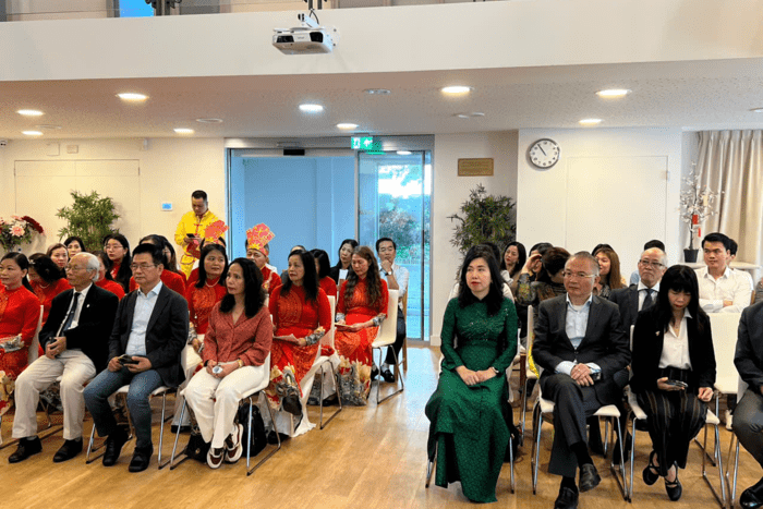 Quang cảnh buổi làm việc của Đoàn công tác với đại diện các hội đoàn, cộng đồng tại Hà Lan