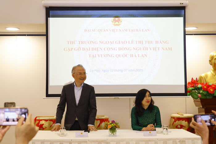 Thứ trưởng Bộ Ngoại giao Lê Thị Thu Hằng và Đại sứ Việt Nam tại Hà Lan - Ngô Hướng Nam tại buổi gặp gỡ cộng đồng người Việt