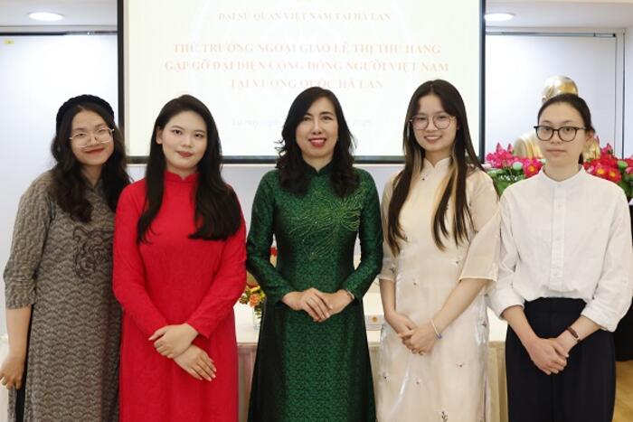Thứ trưởng Lê Thị Thu Hằng chụp ảnh lưu niệm cùng đại diện thanh niên, sinh viên người Việt tại Hà Lan