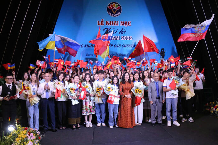 110 đại biểu kiều bào nhận hoa chúc mừng và chụp ảnh chung cùng các lãnh đạo
