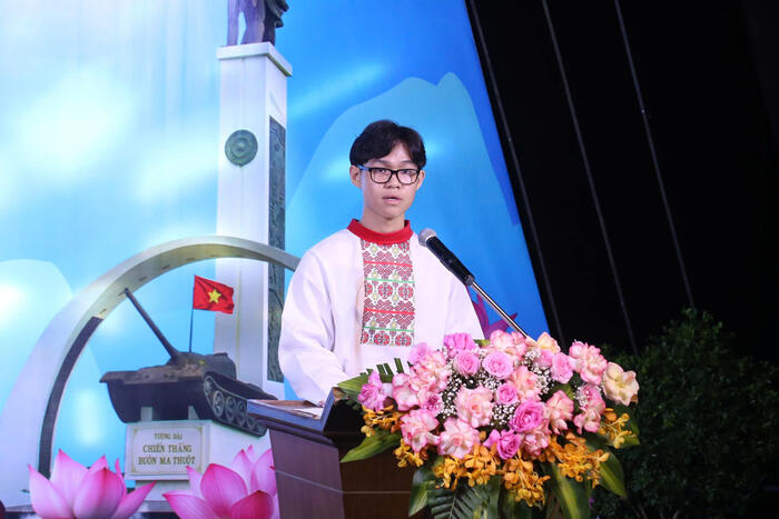 Đại biểu Nguyễn Đức Minh đến từ Nga, đại diện 110 kiều bào phát biểu tại buổi lễ