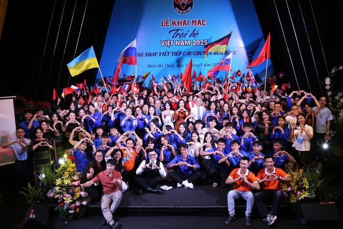 Các lãnh đạo chụp ảnh chung cùng 110 đại biểu tham dự Trại hè Việt Nam 2025