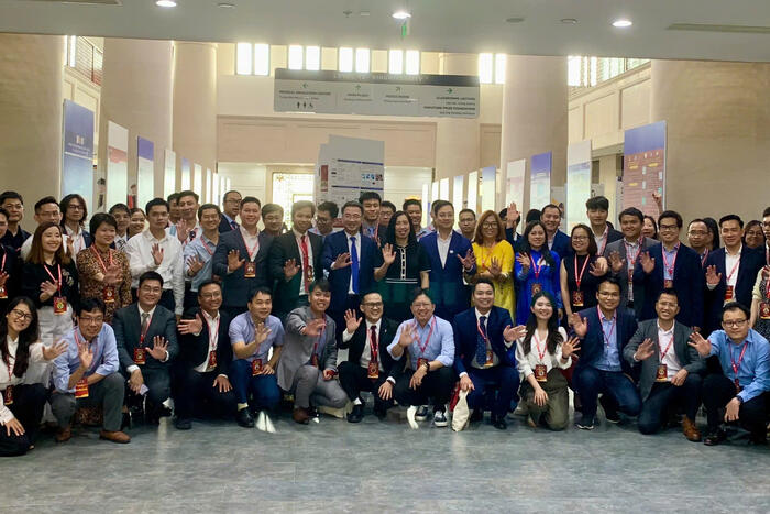 Thứ trưởng Lê Thị Thu Hằng chụp ảnh lưu niệm cùng các đại biểu tại buổi gặp gỡ