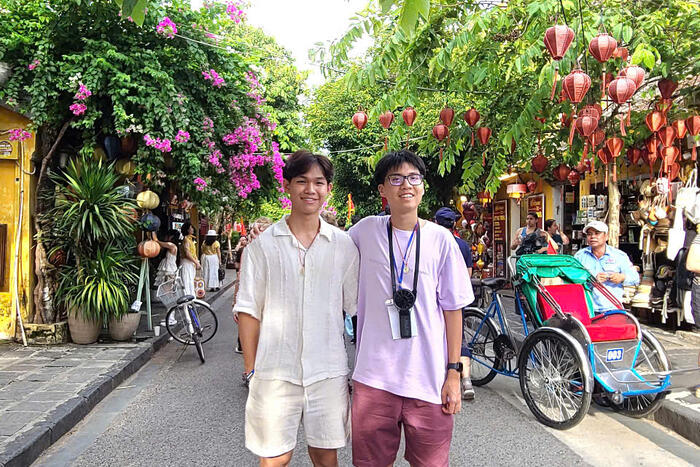 Hai bạn trẻ trở về từ Nga, thích thú với không gian phố cổ yên bình, đặc sắc của phố cổ Hội An