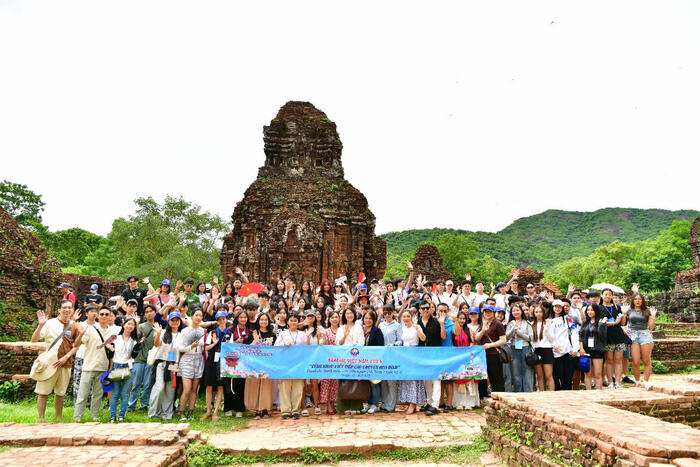 Các đại biểu Trại hè chụp ảnh lưu niệm tại Khu di tích  Mỹ Sơn 