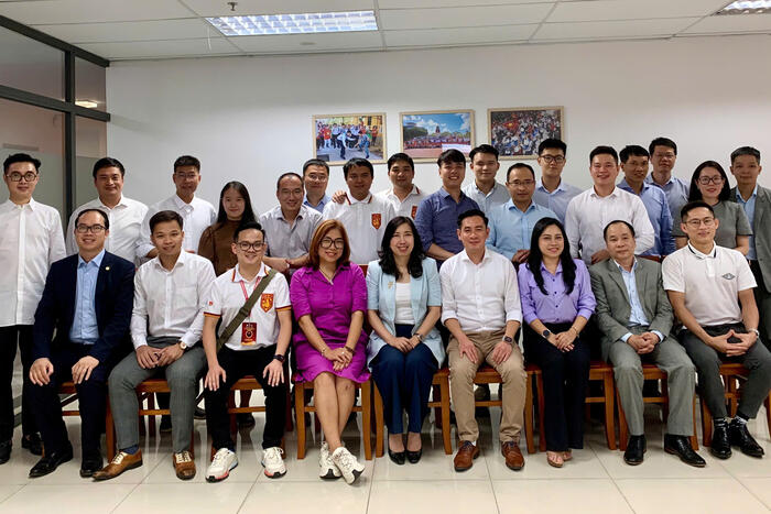 Thứ trưởng Lê Thị Thu Hằng chụp ảnh lưu niệm với các đại biểu