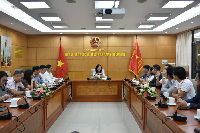 Thứ trưởng Lê Thị Thu Hằng phát biểu tại buổi gặp gỡ