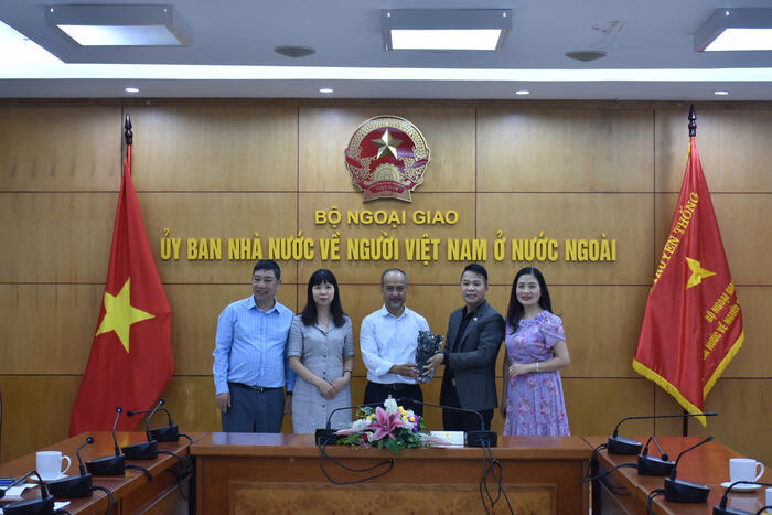 Ông Phạm Gia Hậu tặng quà lưu niệm cho Chủ nhiệm Ủy ban Nguyễn Trung Kiên