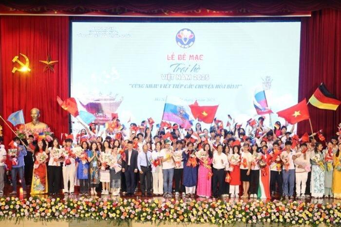 Các đại biểu cùng chụp ảnh lưu niệm