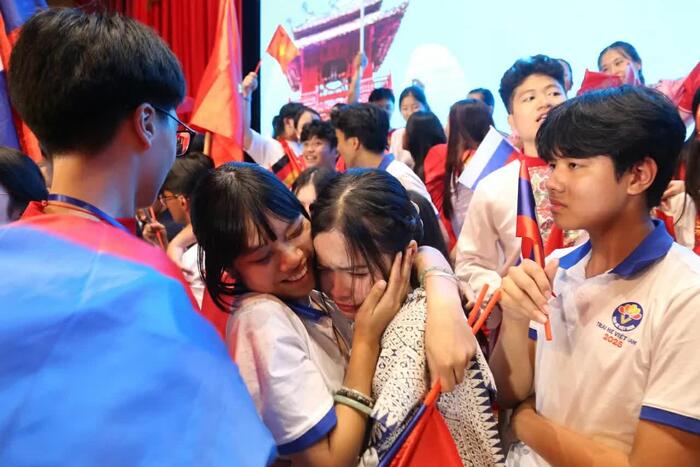 Kết thúc Lễ bế mạc, các kiều bào trẻ xúc động chia tay Trại hè Việt Nam