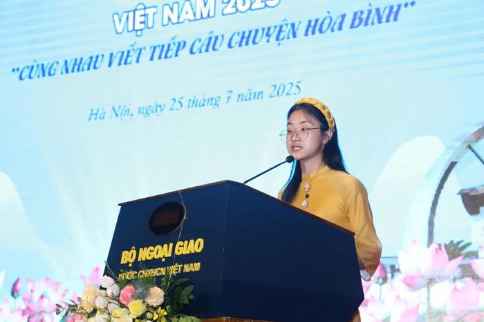 Em Đặng Minh Tâm đến từ Ba Lan đại diện 110 kiều bào phát biểu cảm ơn chương trình Trại hè Việt Nam
