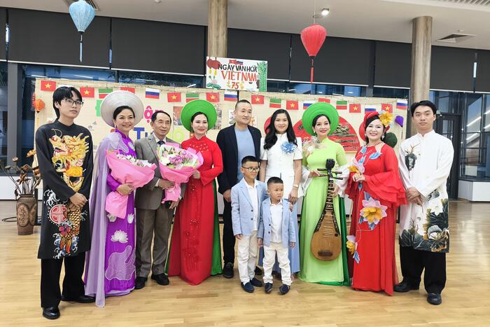 Bà con kiều bào chụp ảnh lưu niệm cùng các nghệ sĩ 