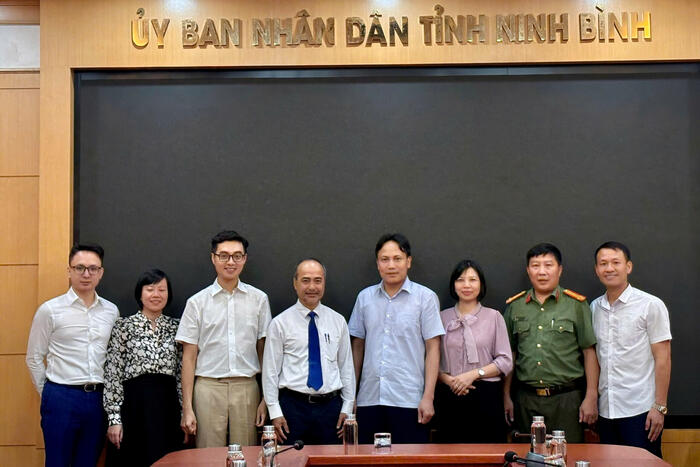 Đoàn công tác Ủy ban chụp ảnh lưu niệm sau buổi làm việc với đại diện Ủy ban Nhân dân tỉnh Ninh Bình