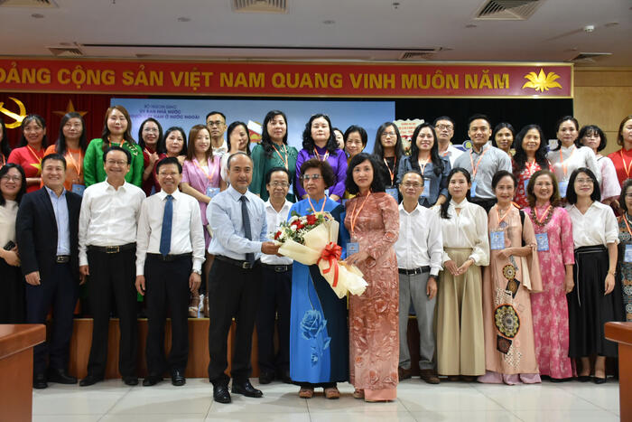 Chủ nhiệm Ủy ban Nguyễn Trung Kiên tặng hoa đại diện các học viên tham dự Khóa tập huấn
