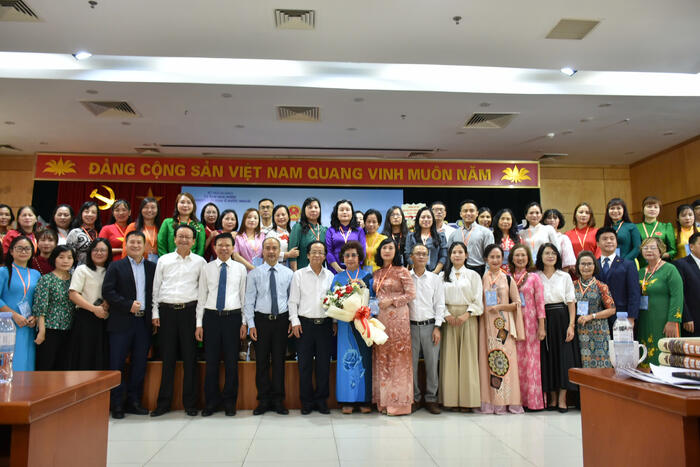 Các đại biểu và học viên dự buổi Lễ Khai mạc chụp ảnh lưu niệm