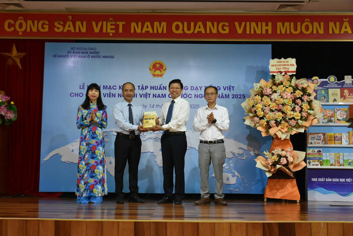 GS.TS Hoàng Anh Tuấn đã trao tặng Ủy ban Nhà nước về người Việt Nam ở nước ngoài bộ Từ điển Ngôn ngữ học