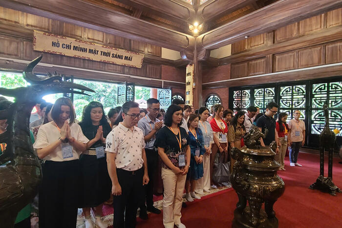 Đoàn đã thành kính dâng hương tại Nhà tưởng niệm Chủ tịch Chí Minh