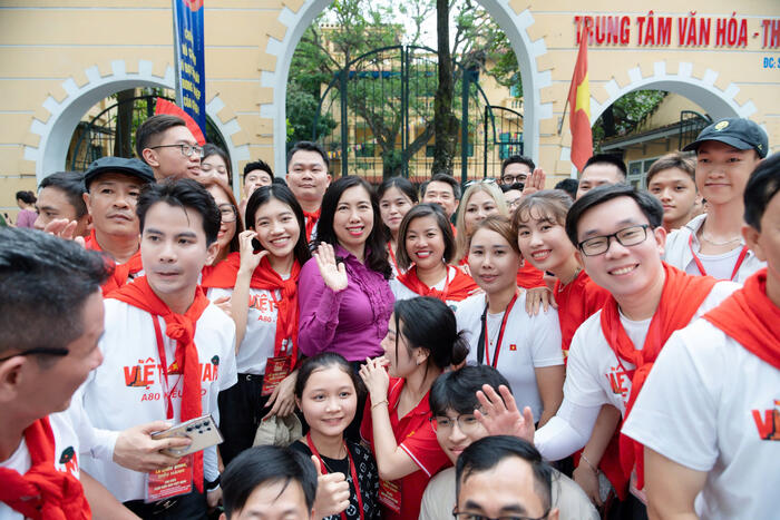 Thứ trưởng Lê Thị Thu Hằng chụp ảnh lưu niệm cùng bà con kiều bào