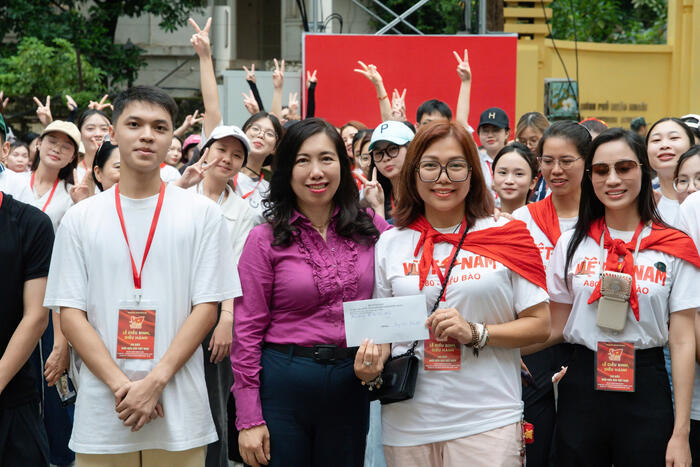 Thứ trưởng Lê Thị Thu Hằng tặng quà các đại biểu kiều bào tham gia diễu binh, diễu hành