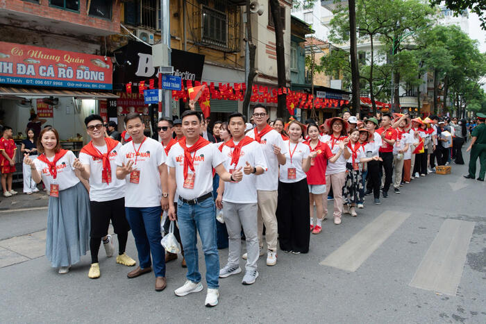 Khối kiều bào tham gia  buổi tổng hợp luyện tập diễu binh, diễu hành