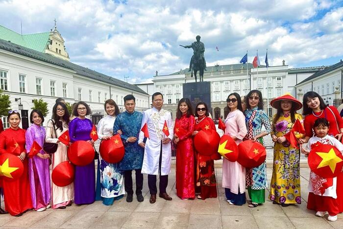 Đại sứ, phu nhân và cán bộ nhân viên trong trang phục truyền thống tham gia sự kiện cùng bà con