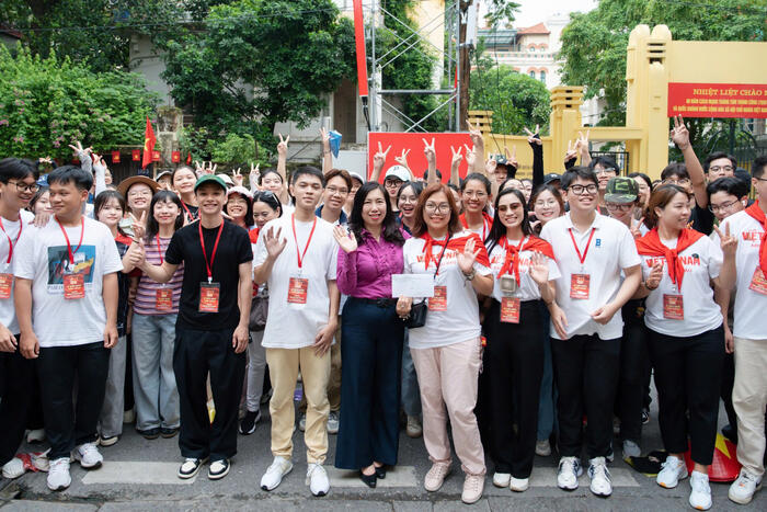 Thứ trưởng Lê Thị Thu Hằng tặng quà các đại biểu kiều bào tham gia diễu binh, diễu hành