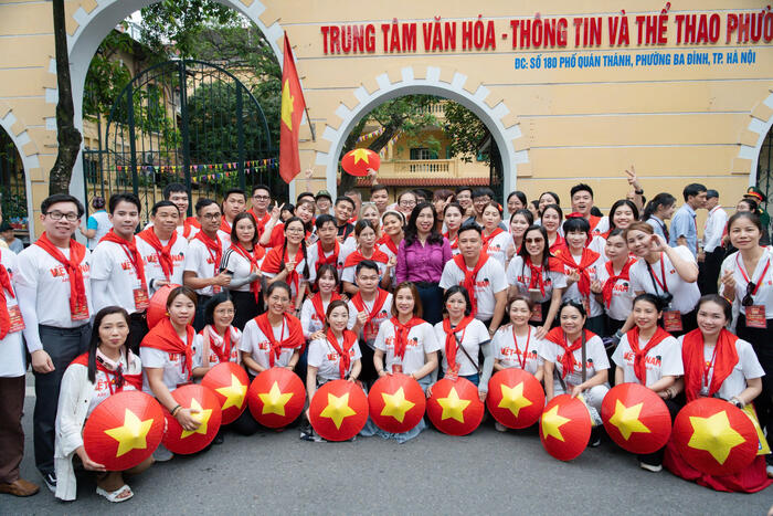 Thứ trưởng Lê Thị Thu Hằng chụp ảnh lưu niệm cùng bà con kiều bào