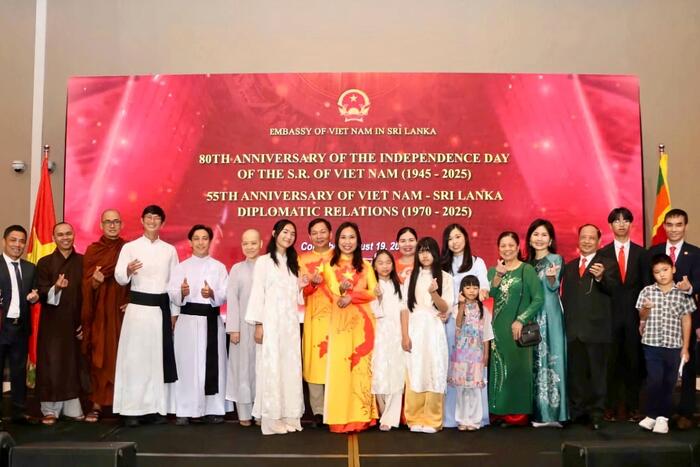 Đại sứ Việt Nam Trịnh Thị Tâm chụp ảnh cùng bà con kiều bào tại Sri Lanka