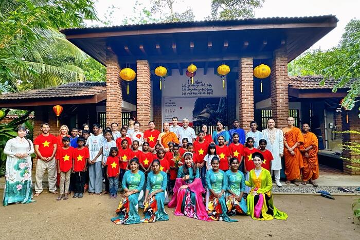 Đoàn nghệ thuật biểu diễn tại Thiền viện Trúc Lâm, làng Abakote, Sri Lanka