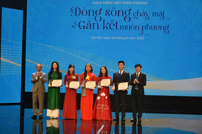 Chủ nhiệm Ủy ban Nhà nước về người Việt Nam ở nước ngoài Nguyễn Trung Kiên và GS.TS Hoàng Anh Tuấn, Hiệu trưởng trường Đại học Khoa học Xã hội và Nhân văn - ĐHQGHN đã trao giải cho 06 thí sinh xuất sắc đạt danh hiệu Sứ giả tiếng Việt 