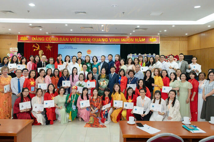 Các đại biểu chụp ảnh lưu niệm