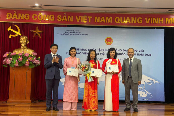 Trao chứng nhận cho đại diện học viên dự Khóa tập huấn