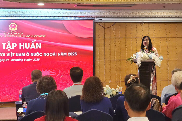 Thứ trưởng Lê Thị Thu Hằng phát biểu tại lễ khai mạc tập huấn lãnh đạo hội đoàn người Việt Nam ở nước ngoài
